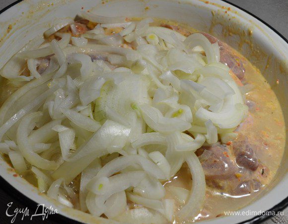 К мясу добавить лук, влить минеральную воду, сок лимона. Перемешать.