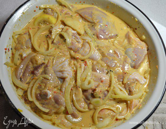 Накрыть крышкой, поставить что-либо тяжелое сверху. Убрать мариноваться на 5–10 часов. У меня мариновалось 8 часов.