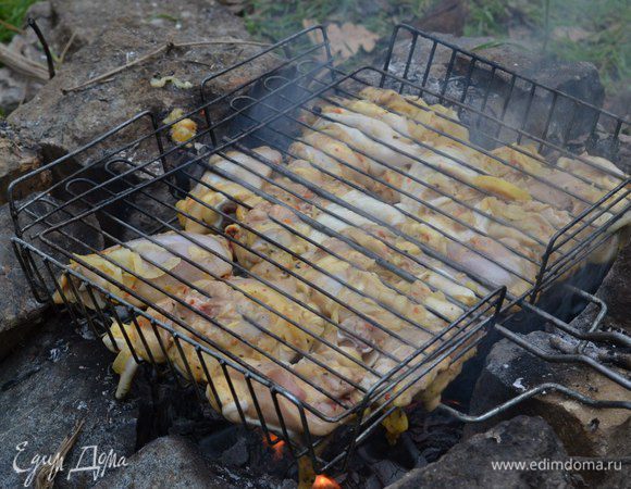 Жарить на углях 15–20 минут с каждой стороны. Попробуйте замариновать шашлык в минералке с добавлением указанных специй! Рецепт простой — справится любой.