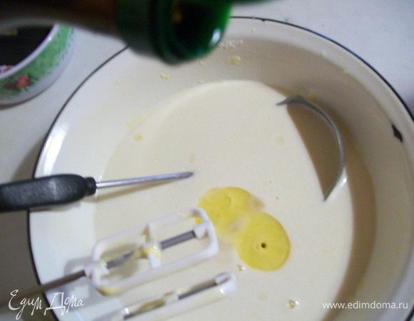 Добавить растительное масло и хорошо перемешать.