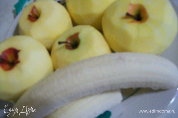 ПРИГОТОВЛЕНИЕ СОУСА.: Очистить от кожуры 5 яблок и 2 банана.Нарезать дольками и залить соком половины лимона (можно апельсина- очень вкусно) Добавить мед .