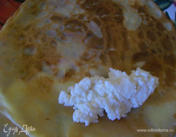 Начинять наши блины творогом, творог растереть с сахаром  и положить начинку  в каждый блин  . Свернуть конвертиком.