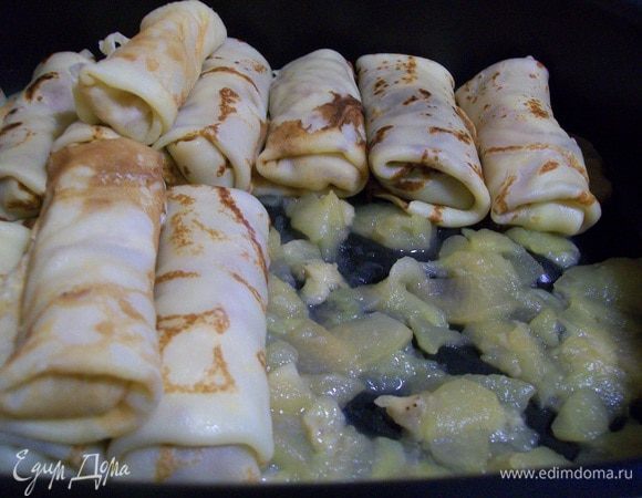 Форму залить половиной соусом. Сложить блинчики и сверху полить оставшимся соусом. Накрыть фольгой форму прогреть в разогретой духовке минут 15 ,при 180 градусов.