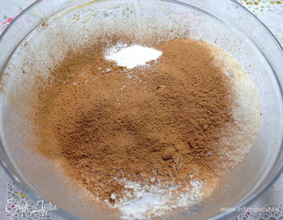Муку смешать с какао, разрыхлителем, солью, сахаром и порошком ванили.