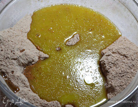 В смесь влить яблочный уксус, кофе, масло.