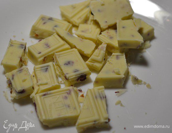 Шоколад разломать на мелкие кусочки.