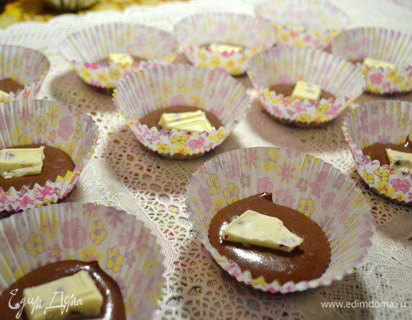В формочки вылить по 1 ст.л. теста. Положить шоколад.