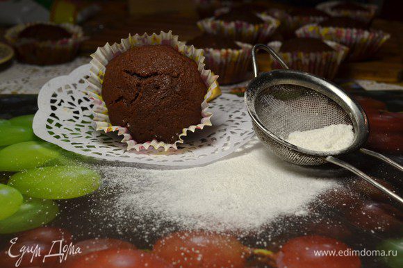 Готовые кексы посыпать сахарной пудрой