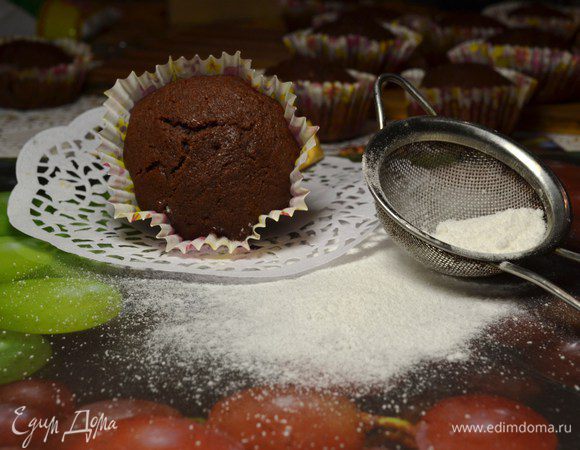 Готовые кексы посыпать сахарной пудрой