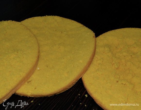 Подготовить коржи. Если это необходимо, подровнять ножом бисквиты. Один бисквит разрезать на три коржа. Бисквиты у меня получились желтенькие!!! ))) По своей расцветке - точно "мимоза"!!! ))