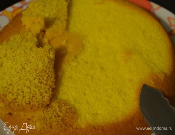 Второй бисквит я сделала в форме чуть меньшего размера, т.к. нам все равно предстоит весть его порезать на маленькие квадратики... 


