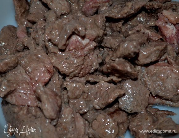 Обжарить на олив. масле 2 стол.л. говядину слегка до корич. цвета.Разделив говядину на  два приема обжаривания. Выложить в отдельную тарелку.