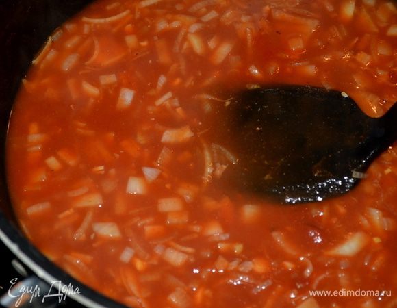 Добавить олив. масло и обжарить лук и чеснок,лавровый лист. Примерно 7-8 мин. Добавить томатную пасту и обжаривать одну минуту. Добавить пиво и варить 2 мин. затем вустер.соус. 