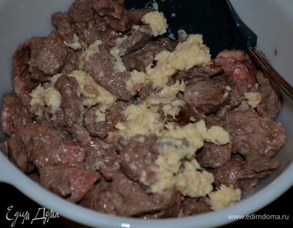 В говядину положить хрен,перемешать.Положить говядину с хреном в общее блюдо и перемешать.