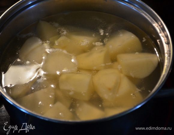 Отварить картофель до полуготовности.