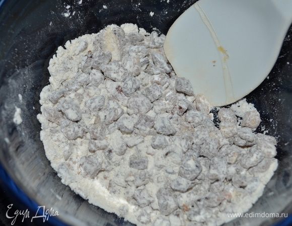 Финики смешать с мукой 1/4 стакана.