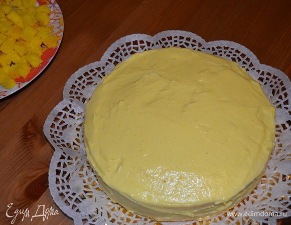 Оставшимся кремом как следует смазываем верх и бока тортика. 