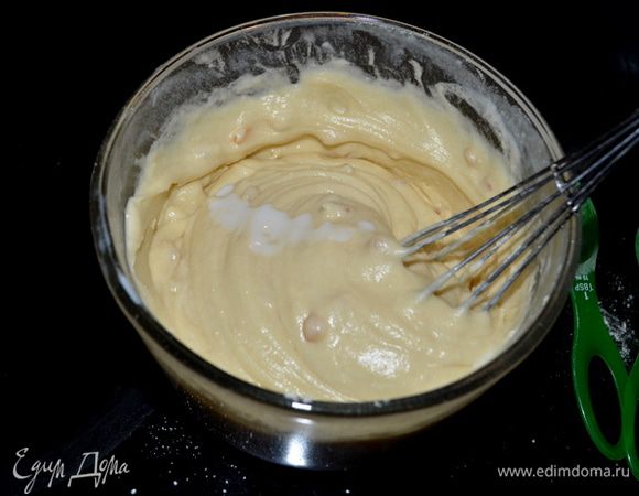 Отдельно смешать муку, разрыхлитель, пищевую соду, соль. Добавить это в масляный крем и кефир. Перемешать каждый раз после каждого добавления.