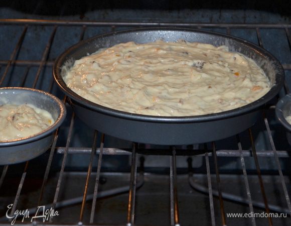 Затем добавить финики и орехи.Перемешать.Вылить в форму хорошо смазанную. И поставить в разогретую духовку на 180 гр. на 50-55 мин. Проверяем зубочисткой центр.