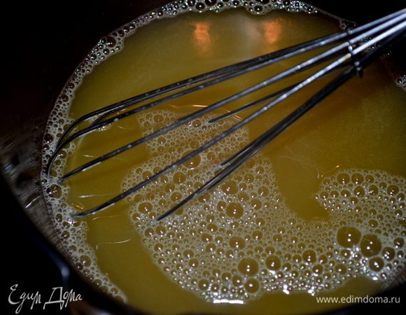 Приготовим апельсиновую глазурь.
Смешаем в небольшой кастрюльке апельсиновый сок и сахарную пудру. Поставим на огонь и варим,помешивая. Добавим ванилин и снимем с огня. Дадим остынуть 30 мин.