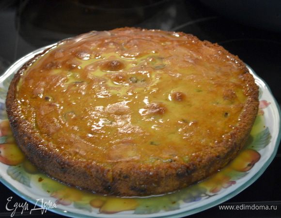 Готовый кекс снимем с духовки и дадим остынуть 10 мин. Вилочкой протыкаем сверху кекса отверстия. И польем глазурью. Наш кекс готов.