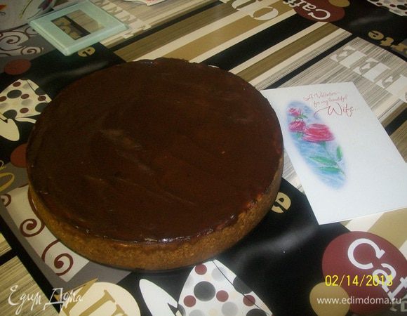 Аккуратно,с помощью кулинарной кисточки распределила топинг по верху торта...делала это в несколько слоёв до тех пор,пока мне показалось достаточно...