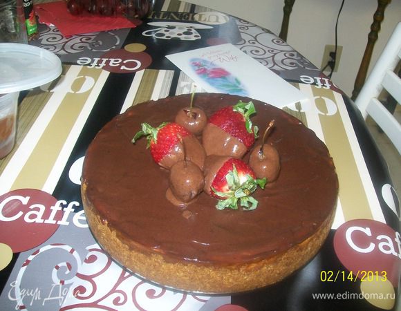 у меня еще осталось около трети его...украсила свежими ягодами клабники и черешни,окунув их во всё тот же топинг. В общем,вот что получилось! И поставила в холодильник на ночь...Пока ещё мужу даже не показывала, Свелаю это вечером и при свечах! Надеюсь,что дудет очень вкусно...HAPPY VFLENTINE'S DAY TO ЕVERYBODY! 