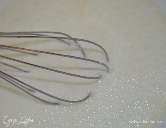 сливки взбить венчиком со сметаной и растительным маслом