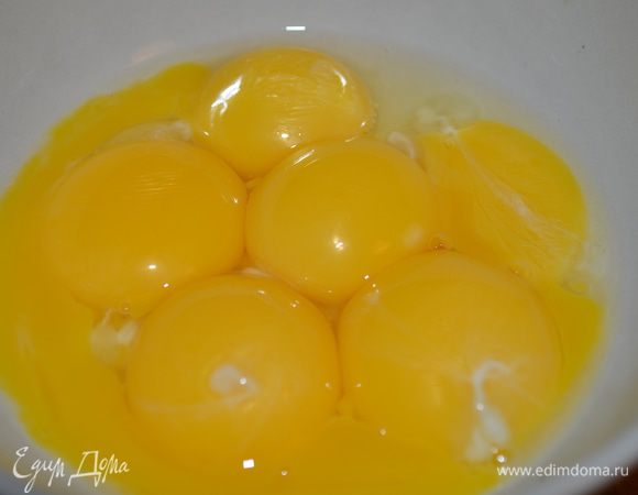 яйца разделить на белки и желтки