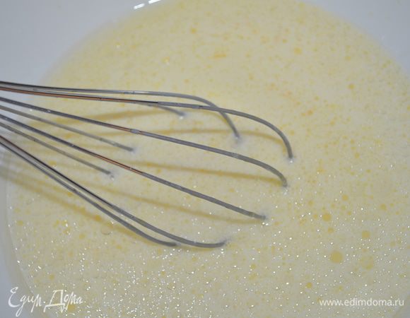 желтки добавить к сливкам и сметане и еще раз взбить венчиком