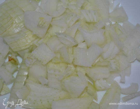 лук нарезать на мелкие кубики