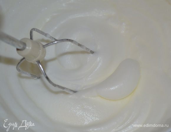 белки взбить с щепоткой соли (они ложны быть холодными) в крепкую пену