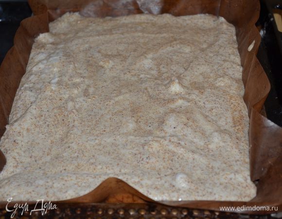 в форму для выпечки (можно взять большую стеклянную на 28 см, у меня противень небольшой) заселить бумагой для выпечки, немного смазать растительным маслом. Выложить тесто. 