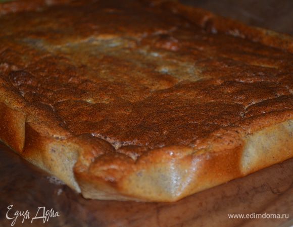 выпекать пирог надо при 190 гр 30 минут. Он должен зарумяниться. По квартире пойдет удивительный запах. Затем пирог остудить и только тогда снять бумагу. 