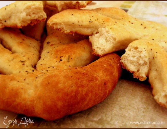 В большой миске смешать все сухие ингредиенты: дрожжи, сверху просеять муку, добавить соль и сахар.
2. Сделать колодец и влить теплую, но не горячую воду. Добавить оливковое масло и перемешать лопаткой.
3. Замесить тесто на припыленном мукой столе. В рецепте было написано добавить муки по ходу вымешивания. Но, то ли у нас разная мука, то карма разная, но мне больше не потребовалось). Тесто получилось мягким и "легким". 