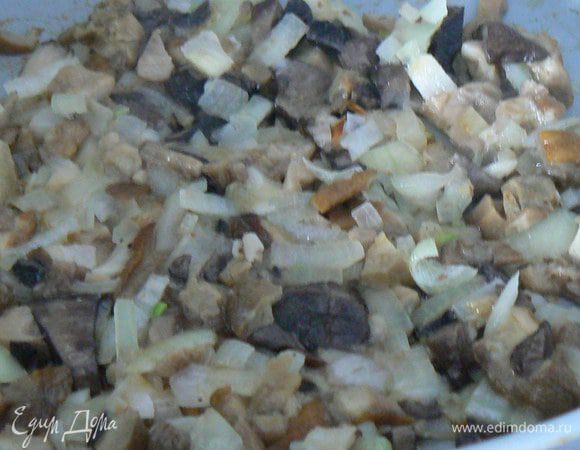 Обжарить грибы с луком