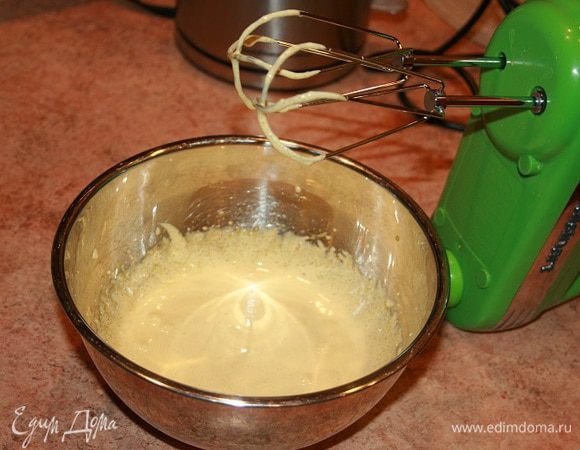 Отделить желтки от белков. Белки поставить в холодильник. Взбить желтки с 1/2 стк. сахара. Масса должна побелеть и увеличиться в объёме.