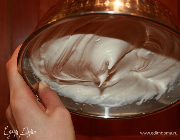 Взбить белки. Когда венчик начнёт оставлять следы на поверхности белковой массы, постепенно ввести в белки сахар, не прекращая взбивание. Проверить, достаточно ли хорошо взбиты белки, можно перевернув ёмкость с белками вверх ногами. Если белки не вытекают, они достаточно хорошо взбиты.