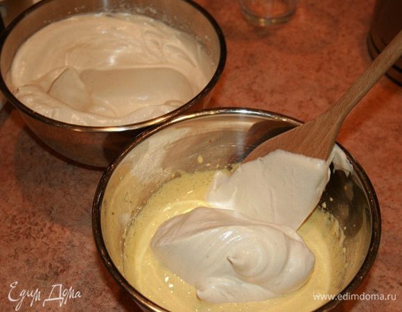 Добавить 1/3 белков к желтковой массе, осторожно размешать.