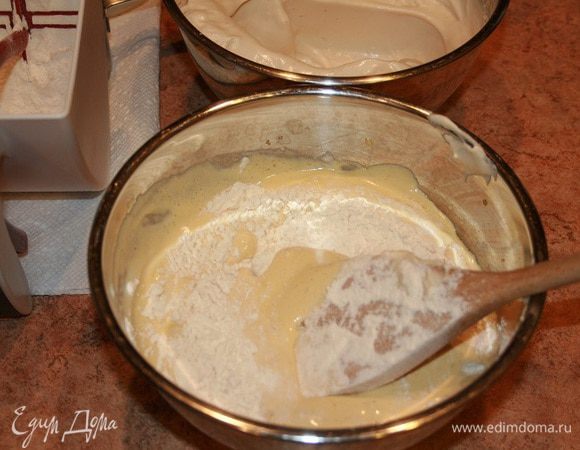 Всыпать в несколько приёмов просеянную муку, осторожно размешать.