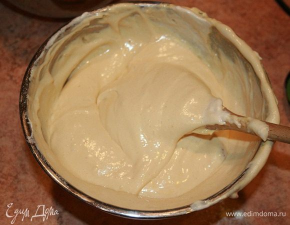 Ввести оставшуюся белковую массу в тесто, перемешивая снизу вверх, будто приподнимая слои.