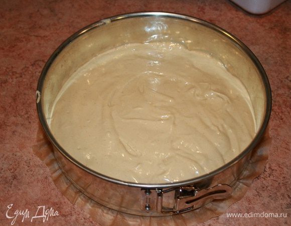 Влить тесто в форму диаметром 9" (23 см.). Выпекать в духовке, заранее разогретой до 375 гр. по Фаренгейту (190 гр. по Цельсию), в течение примерно 30 минут.