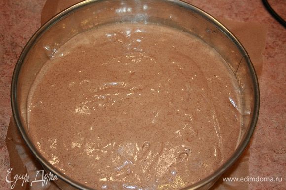 Так же приготовить второй бисквитный корж, только заменив 1 стк. муки на 3/4 стк. муки и 1/4 стк. какао.