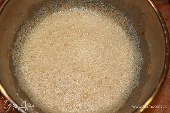 Приготовить заварной крем: Взбить желтки с сахаром и мукой. Добавить 3/4 стк. холодного молока. Взбить.