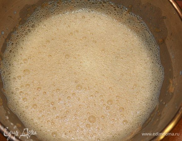 Приготовить заварной крем:
Взбить желтки с сахаром и мукой. Добавить 3/4 стк. холодного молока. Взбить.