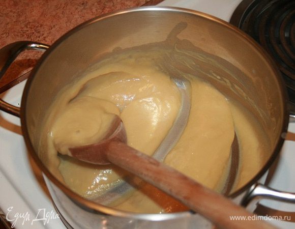 Вскипятить 1/2 стк. молока. Когда молоко начнёт закипать, уменьшить температуру до минимума и влить желтковую смесь тонкой струйкой, постоянно помешивая крем. Когда крем загустеет, снять его с плиты и остудить.