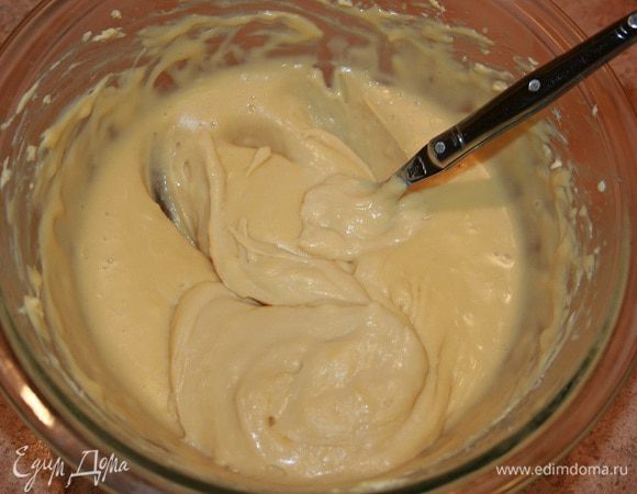 Взбить размягчённое масло. Постепенно ввести в него остывший крем, постоянно взбивая масляную смесь. В конце можно добавить в крем 2 ст.л. коньяка. Если крем получился слишком жидким, можно поставить его ненадолго в холодильник.