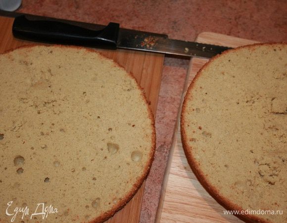 Разрезать остывшие коржи пополам.