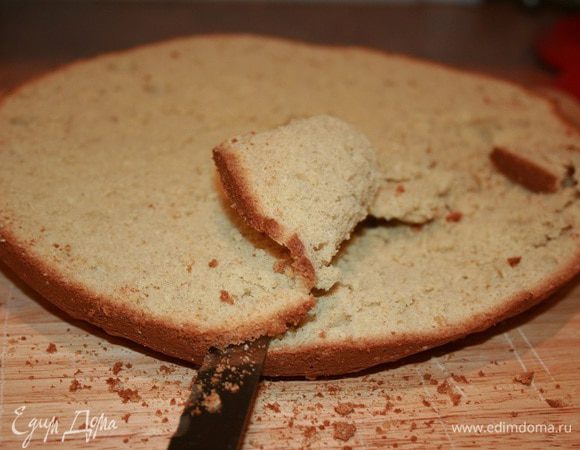 Срезать тонкий верхний слой каждого коржа для приготовления крошки. В оригинальном рецепте крошка снимается руками. На мой взгляд, срезать бисквит - быстрее и аккуратнее.