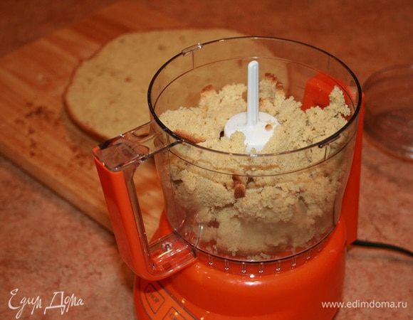 Поместить обрезки в блендер. Перемолоть их в мелкую крошку.